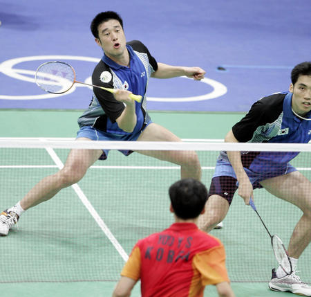 双方球员拼 双方球员拼